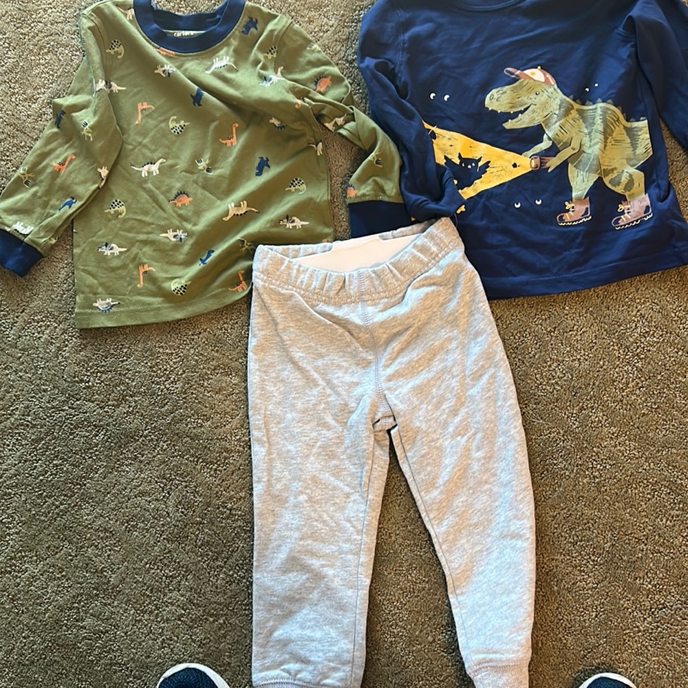 Carter’s 3 piece boy’s king sleeve dinosaur set